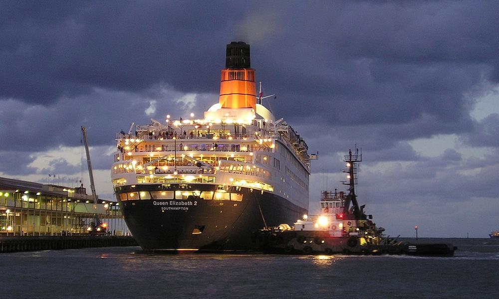 Et billede af Queen Elizabeth 2 (QE2) i smuk aftenbelysning. Et billede af Queen Elizabeth 2 (QE2) i smuk aftenbelysning.