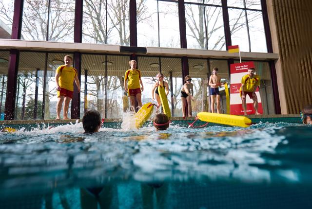 Sammen med svømmehallens egne livreddere sætter LivredderPatruljen gang i sjove lege og udfordrende vandøvelser.