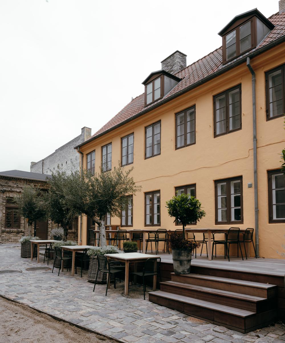 Mindegade 8 danner i dag rammen om Restaurant ET, som holder til i den gule og fredet bygning, som før i tiden var købsforretning.  Mindegade 8 danner i dag rammen om Restaurant ET, som holder til i den gule og fredet bygning, som før i tiden var købsforretning.