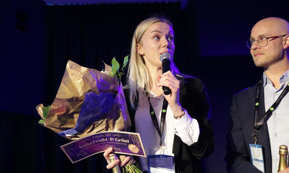 Kajana Vakker, distriktschef, tog emot finalbiljetten för Lidl Sverige som kan komma att kamma hem priset Årets frukt och grönt.