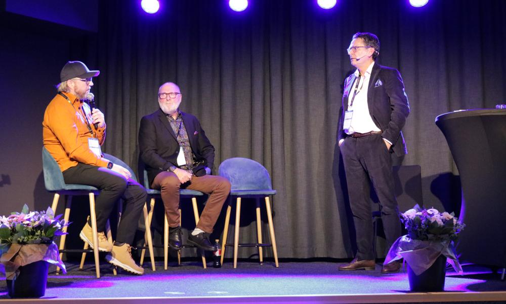 Simon Nordberg, Lennart Martinsson och Martin Moström i ett samtal om kampanjer.