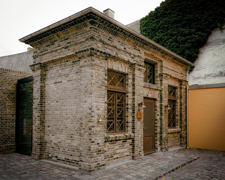 Den lille lygte tog flere måneder at genopføre, fordi hver sten skulle ligge præcist, som den gjorde før.  Den lille lygte tog flere måneder at genopføre, fordi hver sten skulle ligge præcist, som den gjorde før.