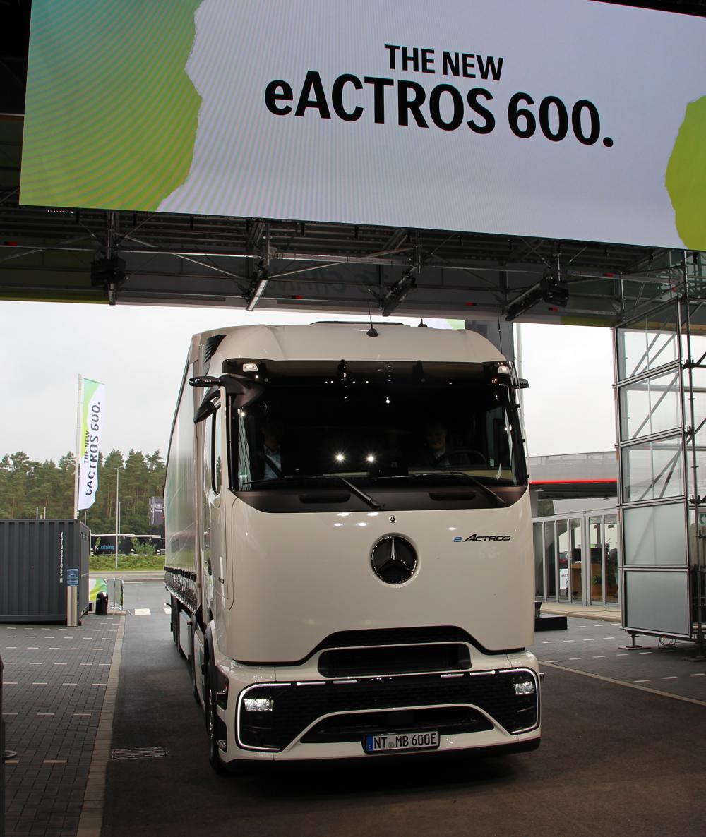 Mercedes-Benz eActros 600 møder offentligheden for første gang på Break Autohof ved Hamborg. Mercedes-Benz eActros 600 møder offentligheden for første gang på Break Autohof ved Hamborg.