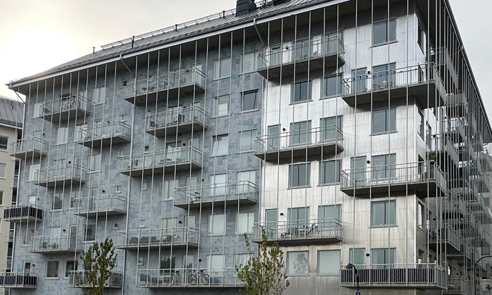 Brf Supernova med fasadutsmyckning av återbrukad tryckplåt. 2023 Brf Supernova med fasadutsmyckning av återbrukad tryckplåt. 2023