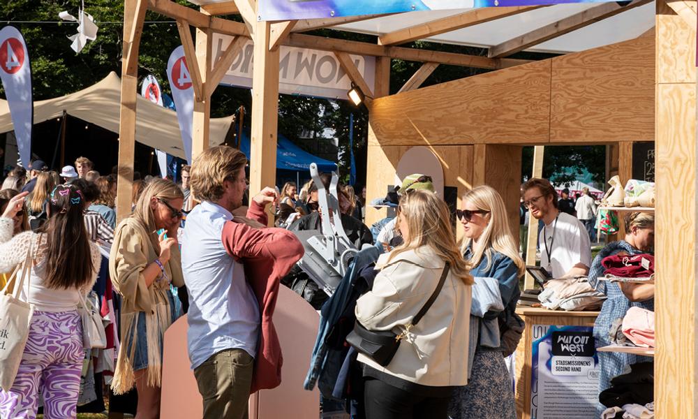 Merchandise och volontärkläder på Way Out West bestod till 100 % av återbruk. Merchandise och volontärkläder på Way Out West bestod till 100 % av återbruk.