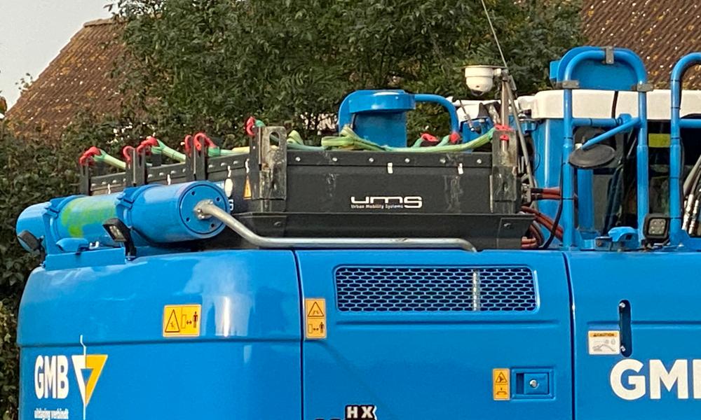 Batterierne ses kun lige rage op. Stropper til batteriskift ligger klar. Foto: Torben Sigh Batterierne ses kun lige rage op. Stropper til batteriskift ligger klar. Foto: Torben Sigh