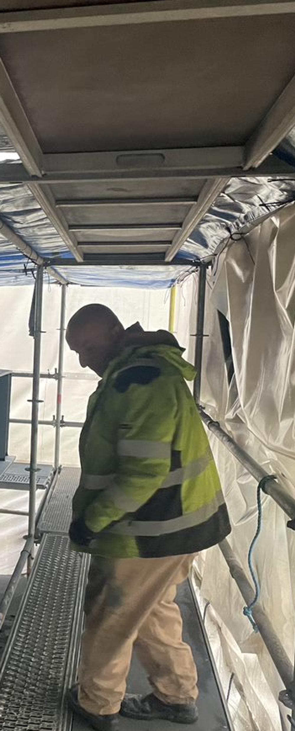 Förberedelser inför målning av bro. Förberedelser inför målning av bro.