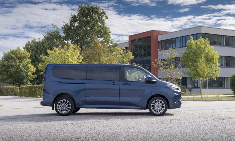 Ford Tourneo Custom är tillverkarens minibuss. Ford Tourneo Custom är tillverkarens minibuss.