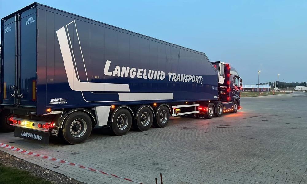 AMT WF400 med kran(!) til Langelund Transport. AMT WF400 med kran(!) til Langelund Transport.