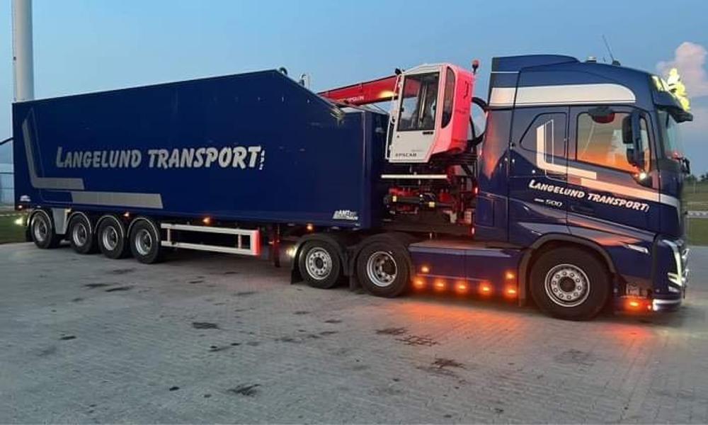 AMT WF400 med kran(!) til Langelund Transport. AMT WF400 med kran(!) til Langelund Transport.