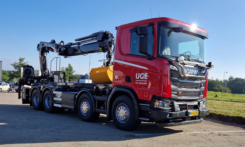 Scania R 590 B8x4 med kran og hejs til Uge Vognmandsforretning. Scania R 590 B8x4 med kran og hejs til Uge Vognmandsforretning.