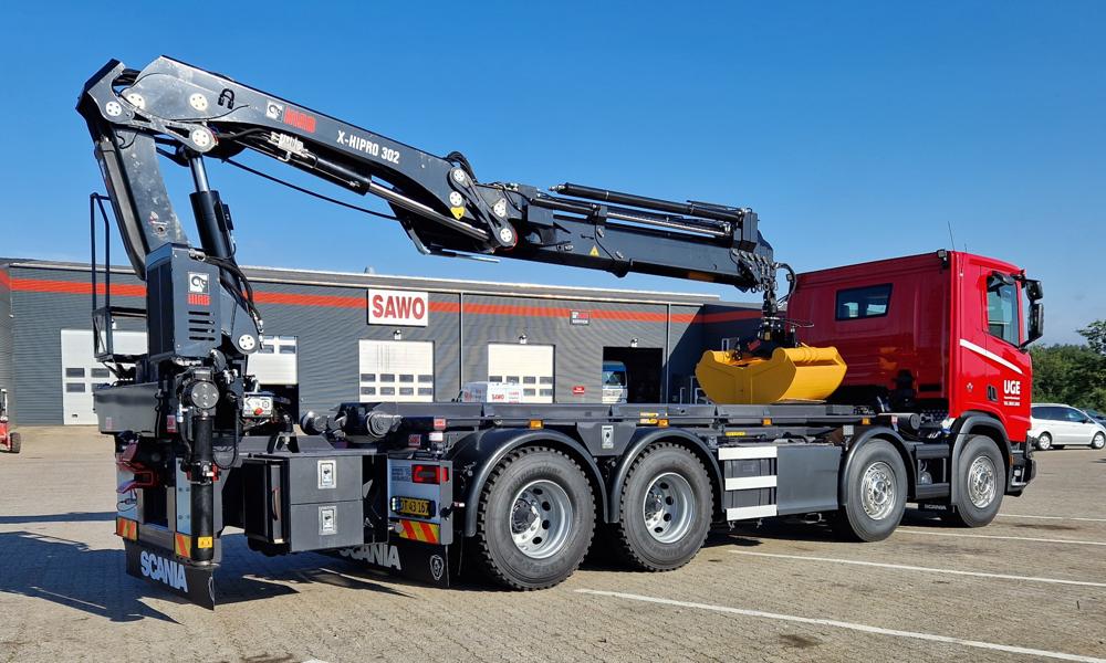 Scania R 590 B8x4 med kran og hejs til Uge Vognmandsforretning. Scania R 590 B8x4 med kran og hejs til Uge Vognmandsforretning.