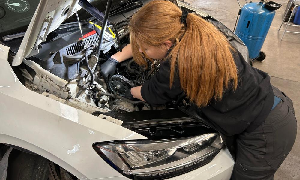 Lise Bülow er optaget af, at medarbejderne ude på værkstedsgulvet udnytter deres kompetencer bedst muligt. Her ses Annika Jørgensen, der er i lære som mekaniker hos Volkswagen Erhvervsbiler i Slagelse. Lise Bülow er optaget af, at medarbejderne ude på værkstedsgulvet udnytter deres kompetencer bedst muligt. Her ses Annika Jørgensen, der er i lære som mekaniker hos Volkswagen Erhvervsbiler i Slagelse.
