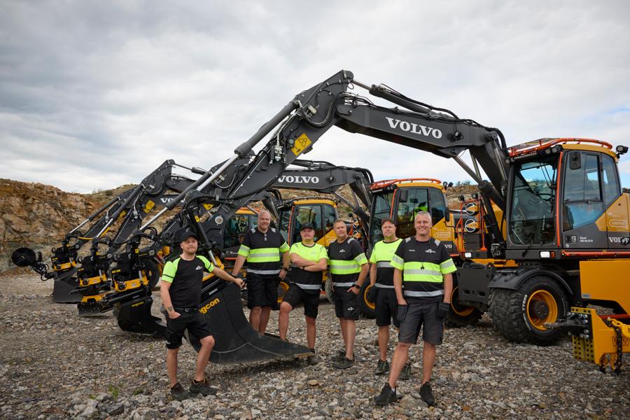 Personalen från Holgerssons Maskinhållning framför företagets fyra nya Volvo EWR150E hjulgrävare.