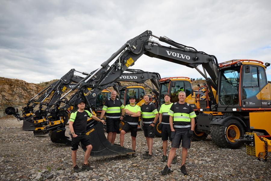 Personalen från Holgerssons Maskinhållning framför företagets fyra nya Volvo EWR150E hjulgrävare. Personalen från Holgerssons Maskinhållning framför företagets fyra nya Volvo EWR150E hjulgrävare.