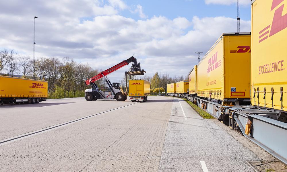 DHL Freight har siden maj 2023 kørt et trailertog mellem Padborg og Duisburg. Her løftes trailerne på vognene.