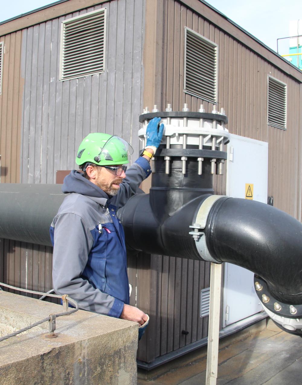 Dan Turesson visar hur allt är förberett för att koppla in Heat-pipe. När allt är klart kommer bolaget spara 40-50 procent av nuvarande vattenförbrukning och 20 procent av gasanvändningen. Dan Turesson visar hur allt är förberett för att koppla in Heat-pipe. När allt är klart kommer bolaget spara 40-50 procent av nuvarande vattenförbrukning och 20 procent av gasanvändningen.