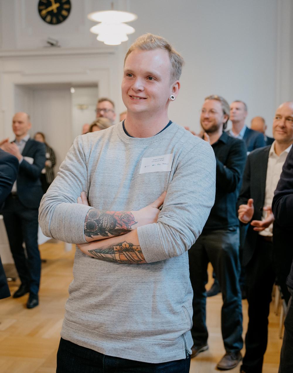 Her Asbjørn Glargaard, som havde indstillet Carl Hansen & Søn til prisen som årets læreplads. Her Asbjørn Glargaard, som havde indstillet Carl Hansen & Søn til prisen som årets læreplads.