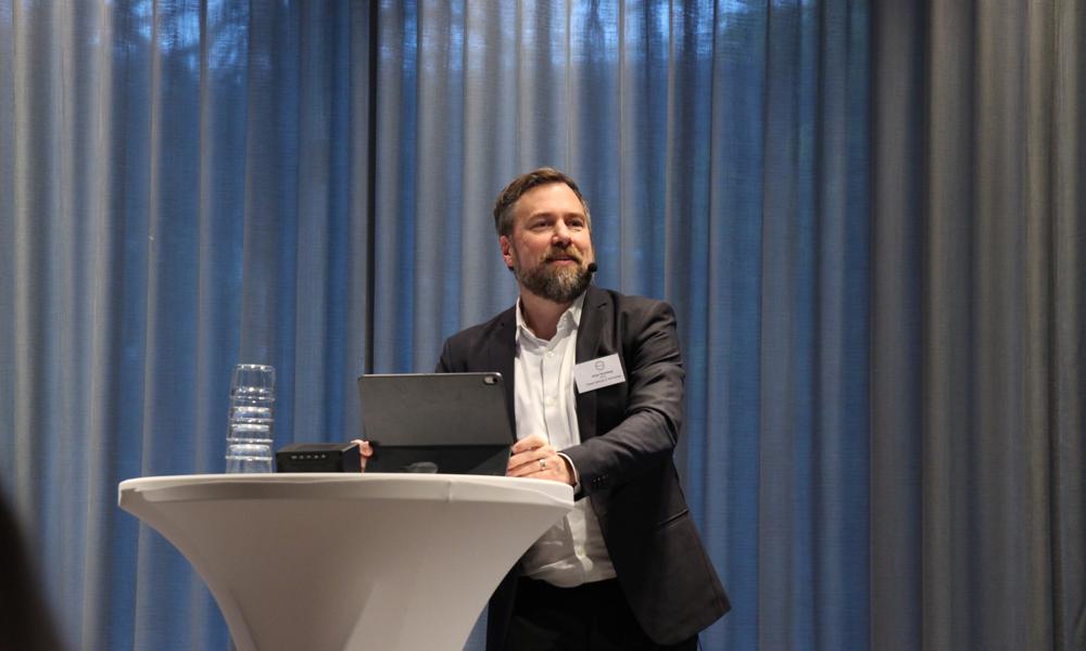 Johan Rockberg, professor vid Kungliga Tekniska högskolan, modererar mötet Bioscience. Johan Rockberg, professor vid Kungliga Tekniska högskolan, modererar mötet Bioscience.