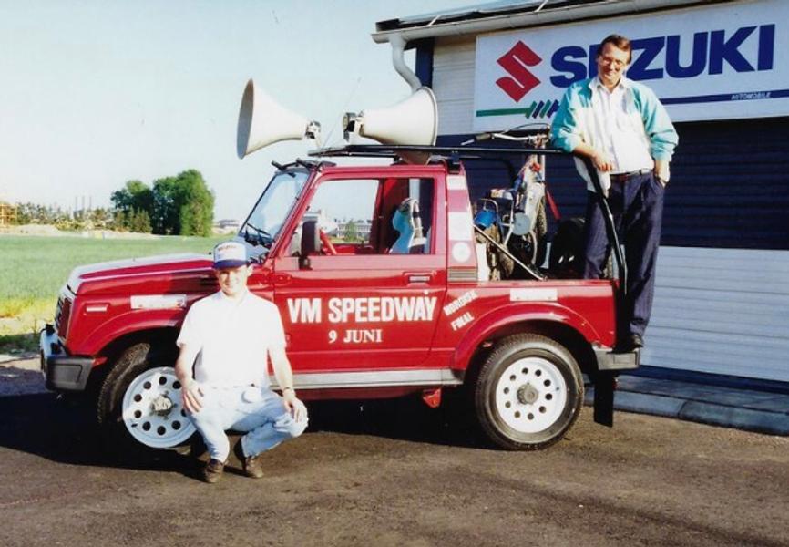 Suzuki Samurai passar till allt. Här som speakerbil till VM i Speedway i Linköping på 90-talet. Suzuki Samurai passar till allt. Här som speakerbil till VM i Speedway i Linköping på 90-talet.