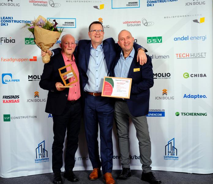 Licitationens Building Awards 2023. Uddelt den 9. november i Moltkes Palæ i København. Vinder af Byggeriets Faglærerpris 2023 blev Ib Kloster, Jørn Dohrmann Frandsen og Søren Scharff, der tilsammen er tagdækker-teamet på Learnmark i Horsens. Licitationens Building Awards 2023. Uddelt den 9. november i Moltkes Palæ i København. Vinder af Byggeriets Faglærerpris 2023 blev Ib Kloster, Jørn Dohrmann Frandsen og Søren Scharff, der tilsammen er tagdækker-teamet på Learnmark i Horsens.