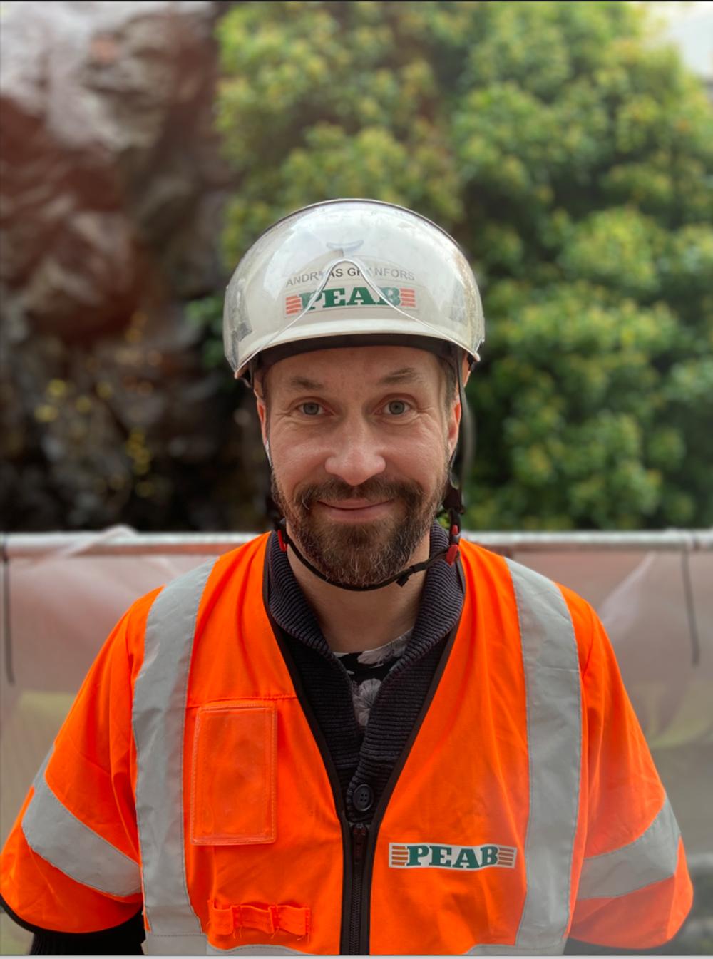 Anders Granfors, platschef på Peab, berättar hur material återbrukas i projektet. Anders Granfors, platschef på Peab, berättar hur material återbrukas i projektet.