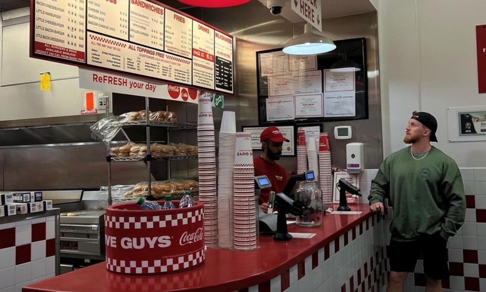 Five Guys har omkring 1 700 restauranger runt om i världen. Five Guys har omkring 1 700 restauranger runt om i världen.