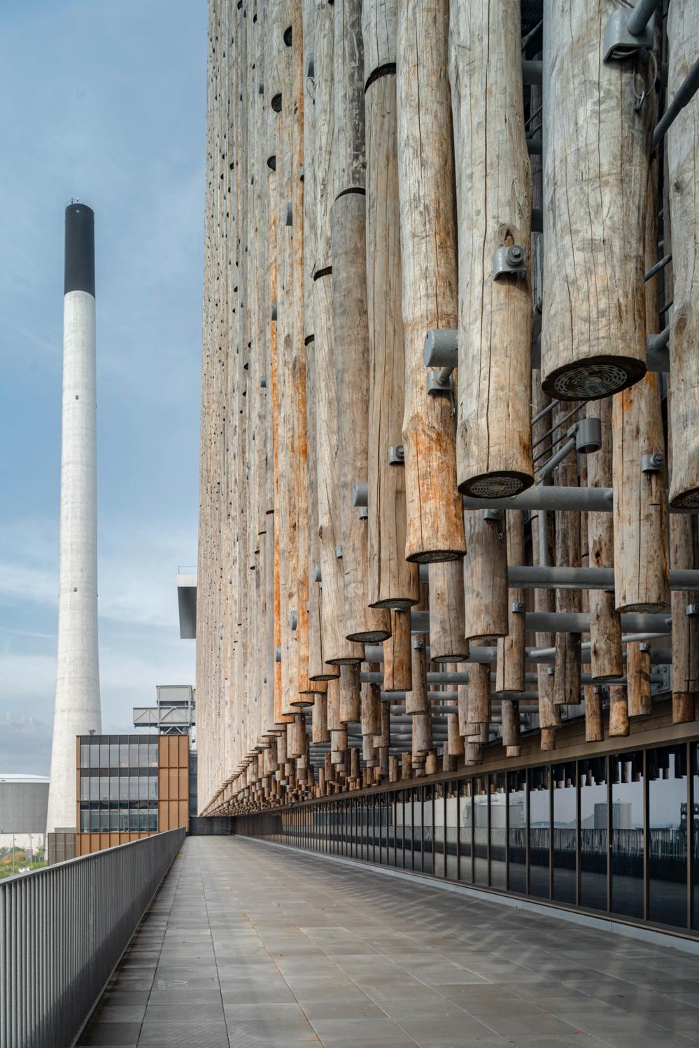 Arkitektforeningens bygherrepris 2023, kaldet Æreskalejdoskopet, går i år til Hofor. Her er det Amagerværket med de kendte hængende træstammer.