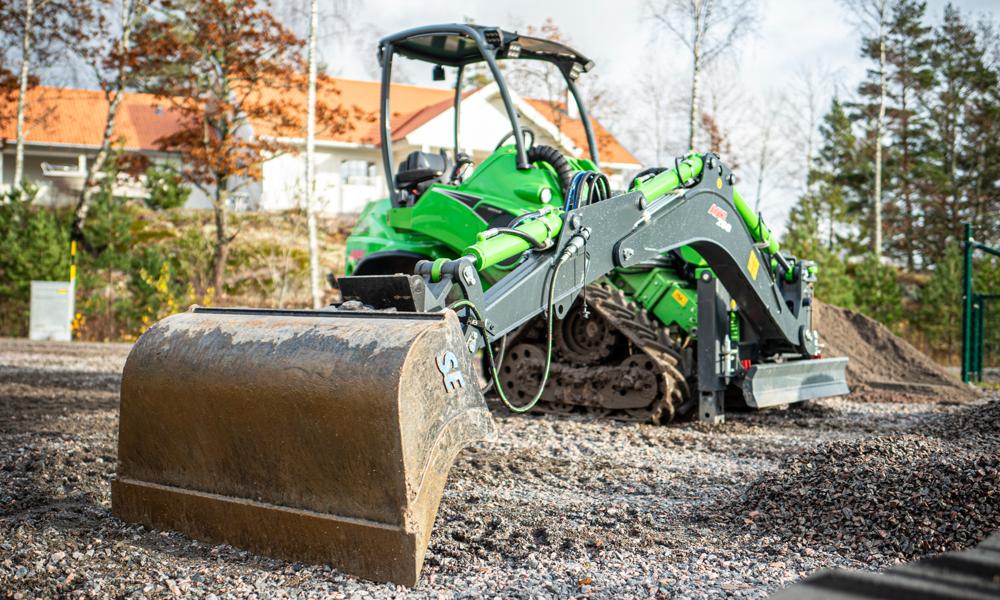 Grävaggregatet kan styras med separat radiofjärrstyrning och proportionerligt kontrollerande ventilsystem. Grävaggregatet kan styras med separat radiofjärrstyrning och proportionerligt kontrollerande ventilsystem.