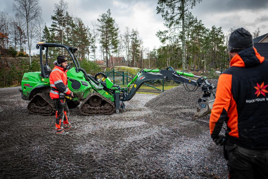 Den maximala räckvidden för radiofjärrstyrsystemet är upp till 100 meter under optimala förhållanden. Den maximala räckvidden för radiofjärrstyrsystemet är upp till 100 meter under optimala förhållanden.