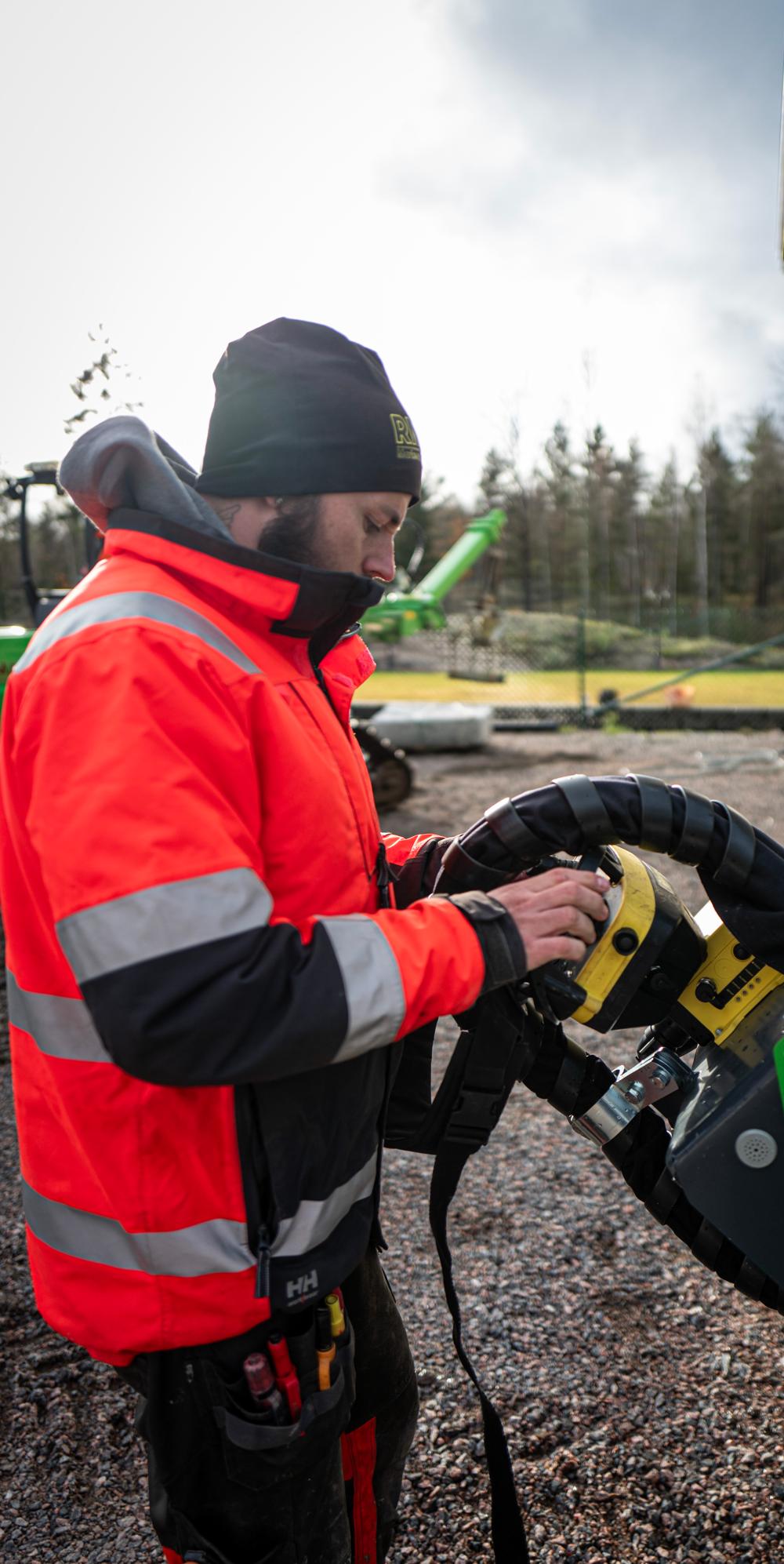 Mer än 100 olika typer av redskap finns till Avants kompaktlastare. Mer än 100 olika typer av redskap finns till Avants kompaktlastare.