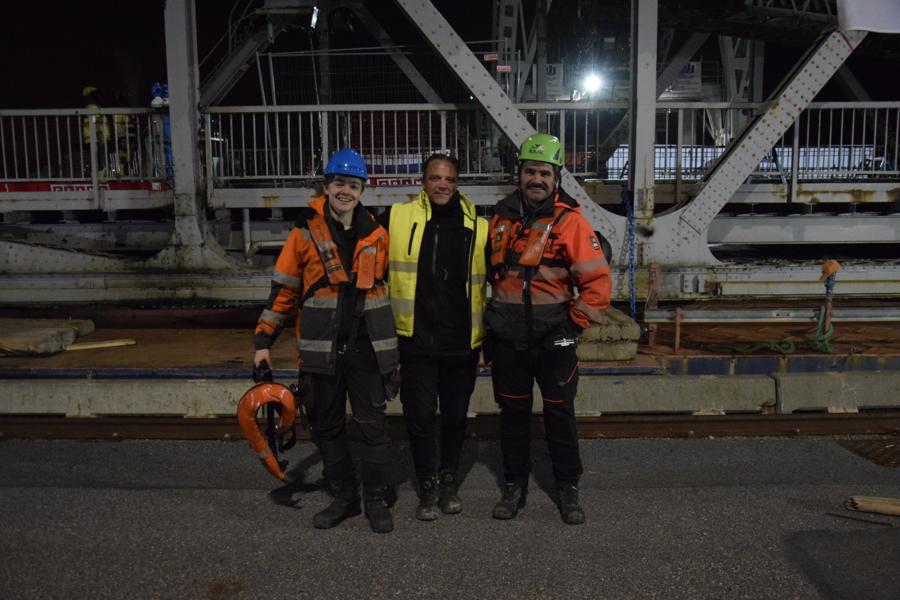 Marin och haverikonsult var en del av teamet under kvällen och natten, här ser vi Johan Jansson från Jansson Entreprenad i mitten, till höger står Christopher Billow, kapten på Safety Boat och till vänster Jonatan Ahlfvengren, skeppare på Montfred Marin och haverikonsult var en del av teamet under kvällen och natten, här ser vi Johan Jansson från Jansson Entreprenad i mitten, till höger står Christopher Billow, kapten på Safety Boat och till vänster Jonatan Ahlfvengren, skeppare på Montfred
