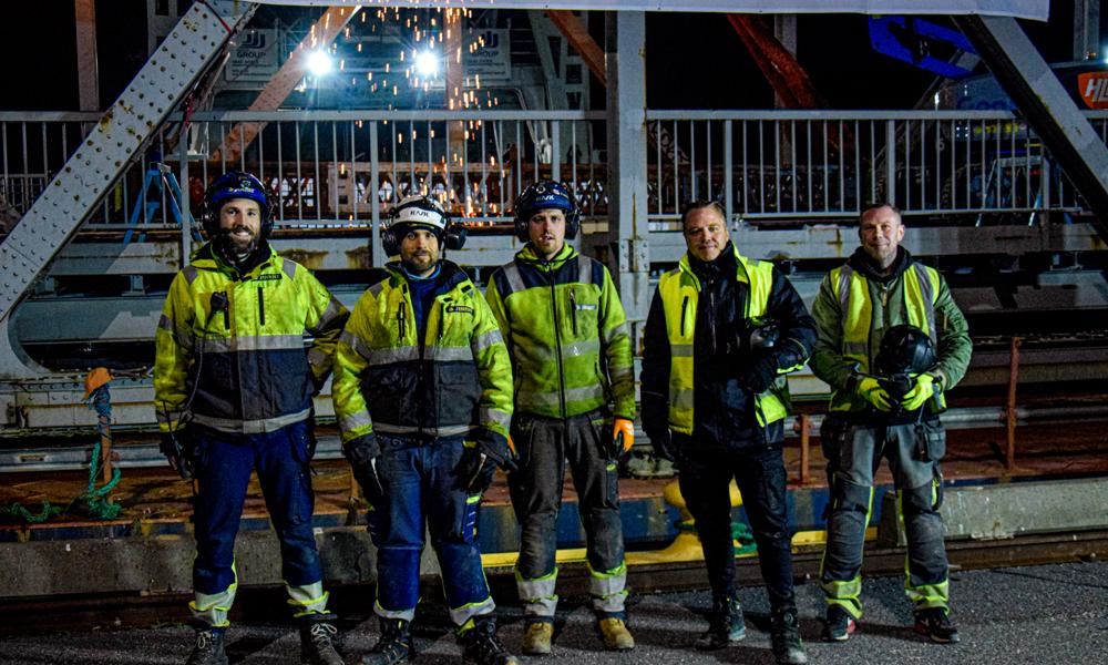 Jinerts avdelning för tunga lyft representerades av (från vänster) Henrik Ingvarsson, Joakim Andersson och Hugo Isaksson. Sedan kommer Jansson Entreprenads Johan Jansson och längst till höger står Christoffer Lindström, inhyrd hos Jansson. Jinerts avdelning för tunga lyft representerades av (från vänster) Henrik Ingvarsson, Joakim Andersson och Hugo Isaksson. Sedan kommer Jansson Entreprenads Johan Jansson och längst till höger står Christoffer Lindström, inhyrd hos Jansson.