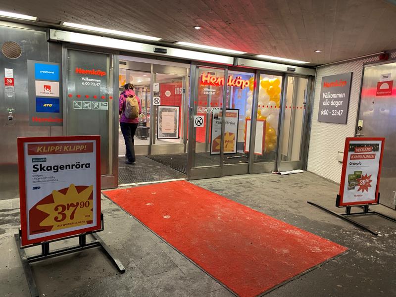 Hemköp Skanstull ligger i källarplanet under Åhléns-huset i direkt anslutning till tunnelbanan. Hemköp Skanstull ligger i källarplanet under Åhléns-huset i direkt anslutning till tunnelbanan.