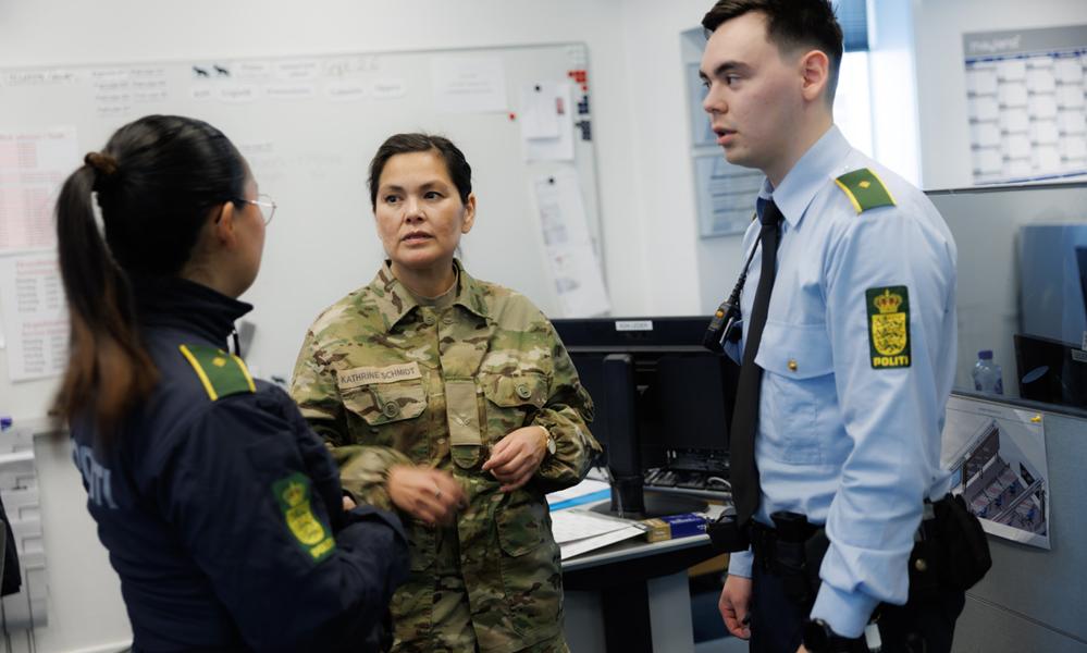 Den nye Arktisk Basisuddannelse indeholder et miks af militære færdigheder – såsom våbenuddannelse – blandet med beredskabskompetencer – som for eksempel grundlæggende branduddannelse og arktisk førstehjælp.
