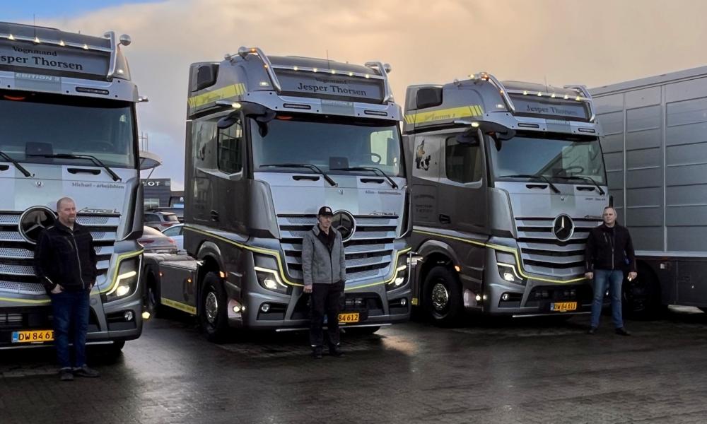 Tredobbelt levering af Actros Edition 3 til vognmand Jesper Thorsen i Snave. Tredobbelt levering af Actros Edition 3 til vognmand Jesper Thorsen i Snave.