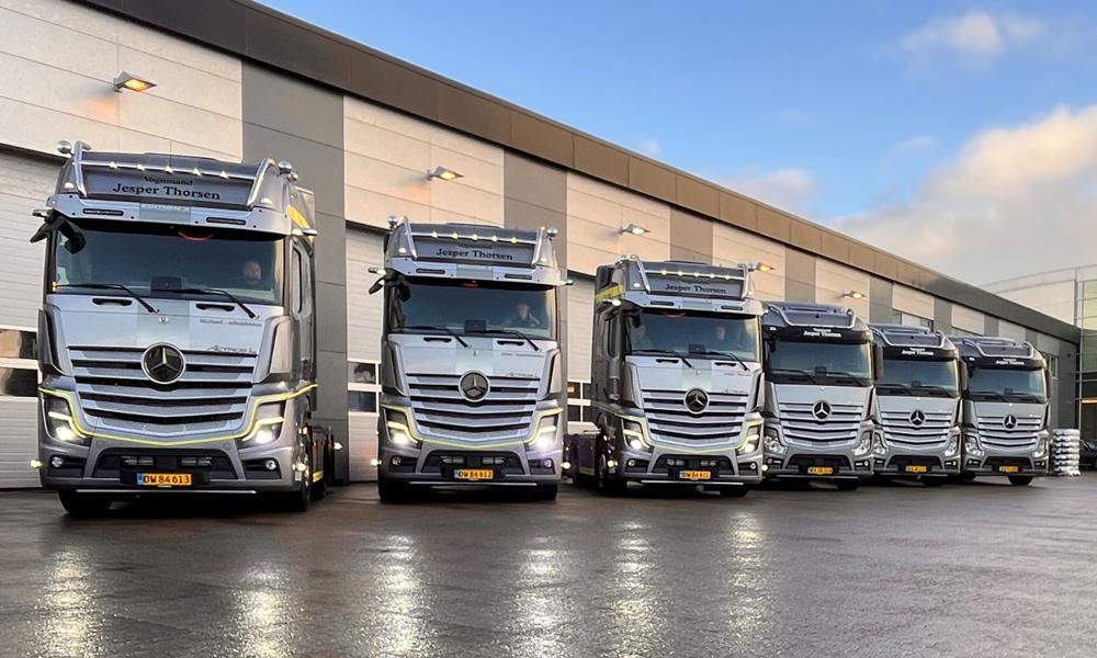 Tredobbelt levering af Actros Edition 3 til vognmand Jesper Thorsen i Snave. Tredobbelt levering af Actros Edition 3 til vognmand Jesper Thorsen i Snave.