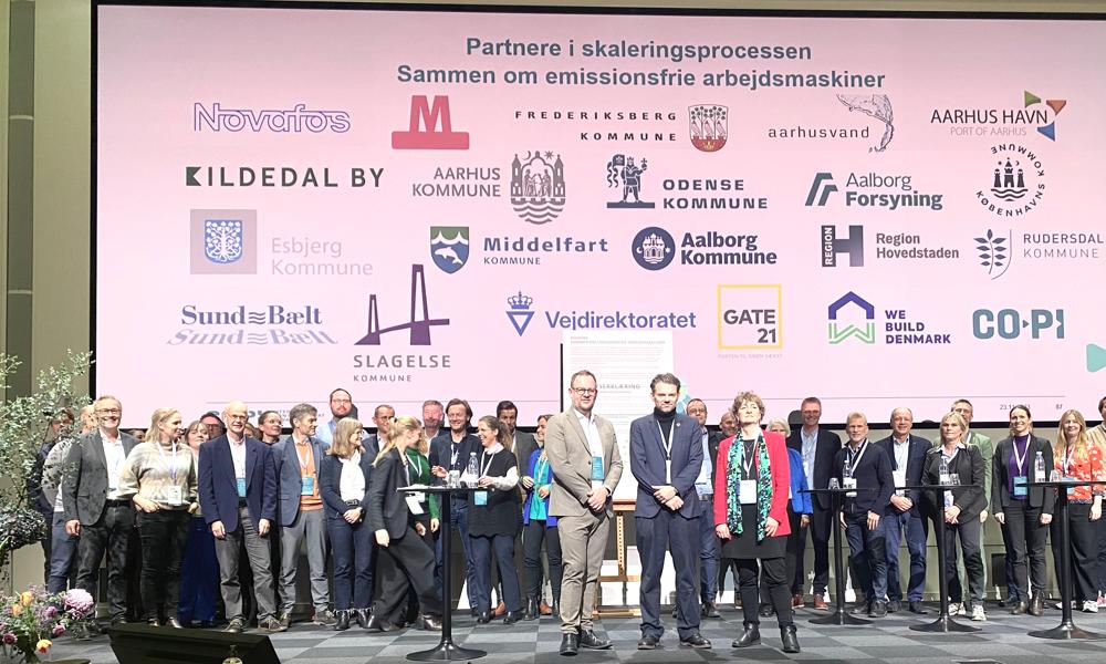 Der var højt humør hos alle partnerne, der i 2023 valgte at underskrive en hensigtserklæring om at fjerne emissionerne fra de danske byggepladser. Der var højt humør hos alle partnerne, der i 2023 valgte at underskrive en hensigtserklæring om at fjerne emissionerne fra de danske byggepladser.