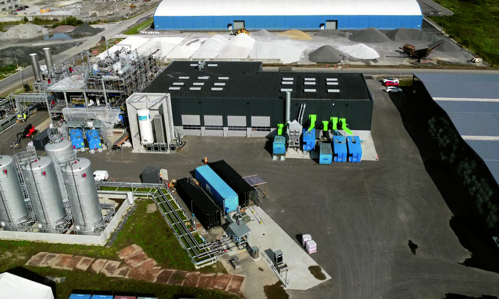 Her ses et dronefoto af det kæmpestore fabriksanlæg, der skal omdanne returplast til olie. Den fremstillede olie kan herefter anvendes til produktion af ny plast. Fabrikken er placeret ved Randers.