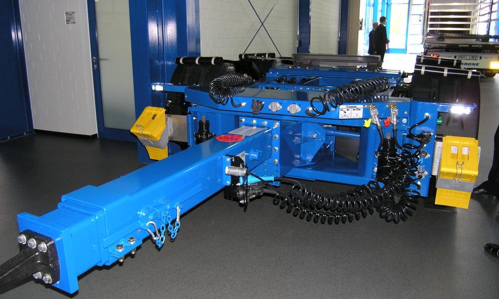 En dolly med tvangsstyring på den ene aksel, som opfylder betingelserne for at kunne anvendes til kørsel med Lang Lkw i Tyskland. En dolly med tvangsstyring på den ene aksel, som opfylder betingelserne for at kunne anvendes til kørsel med Lang Lkw i Tyskland.