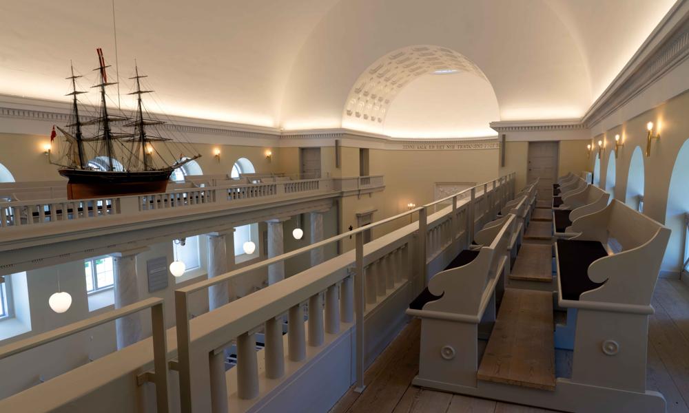 Skaller falder ned fra loftet i Hørsholm Kirke, som netop er blevet restaureret for 12 mio. kr.