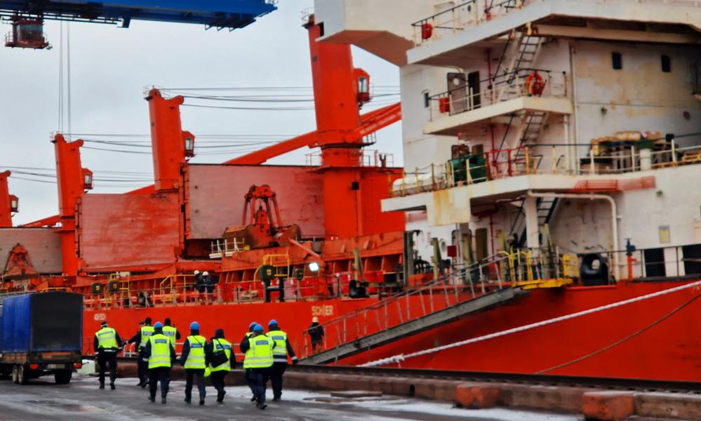 Fartøjet, som myndighederne ikke oplyser navnet på, anløb få dage efter hændelsen havnen i Oxelösund. Her gik både svensk politi og Transportstyrelsen ombord på skibet. Fartøjet, som myndighederne ikke oplyser navnet på, anløb få dage efter hændelsen havnen i Oxelösund. Her gik både svensk politi og Transportstyrelsen ombord på skibet.