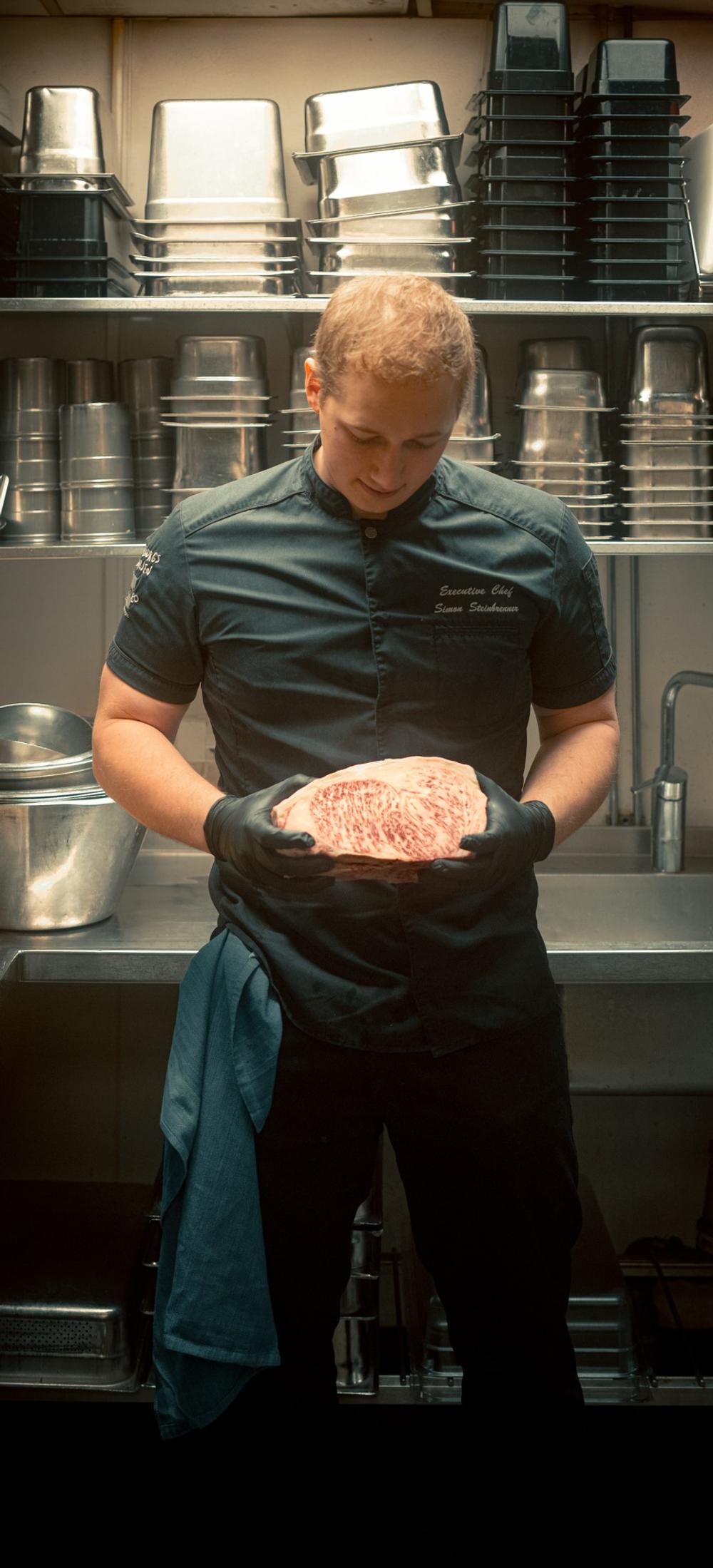 Simon Steinbrenner, executive chef på Prime Grill, visar upp det lyxiga kobeköttet. Simon Steinbrenner, executive chef på Prime Grill, visar upp det lyxiga kobeköttet.