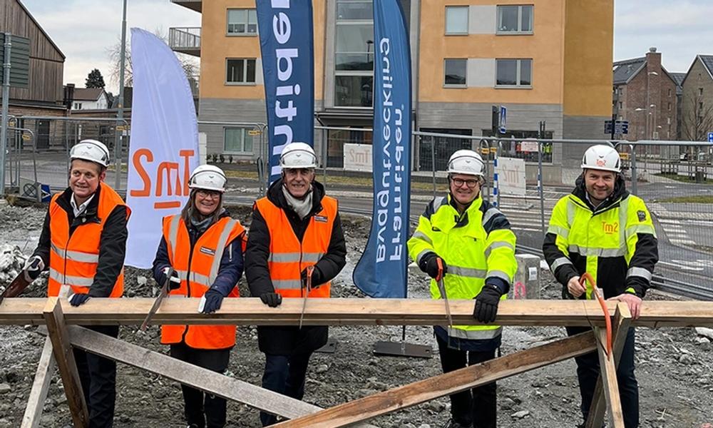 Spadtaget som denna gång genomfördes som ett sågtag markerar byggstarten av Kvarteret Omställningen i Göteborg. Spadtaget som denna gång genomfördes som ett sågtag markerar byggstarten av Kvarteret Omställningen i Göteborg.