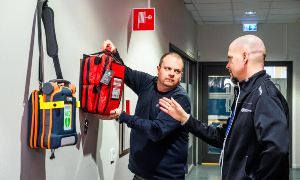 Utrustning för blödningskontroll kan med fördel placeras tillsammans med hjärtstartare, såvitt dessa inte placerats nära utgångar, enligt studien. Johan Junker och Carl-Oscar Jonson vid Katastrofmedicinskt centrum i Linköping.