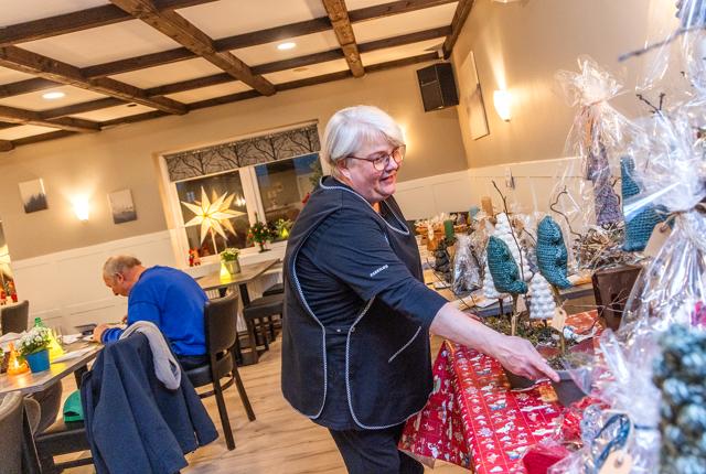 Medindehaver af Bondestuen, Britt Nysted glæder sig over. at restauranten i år har kunnet krydre decemberhyggen med en julestue.