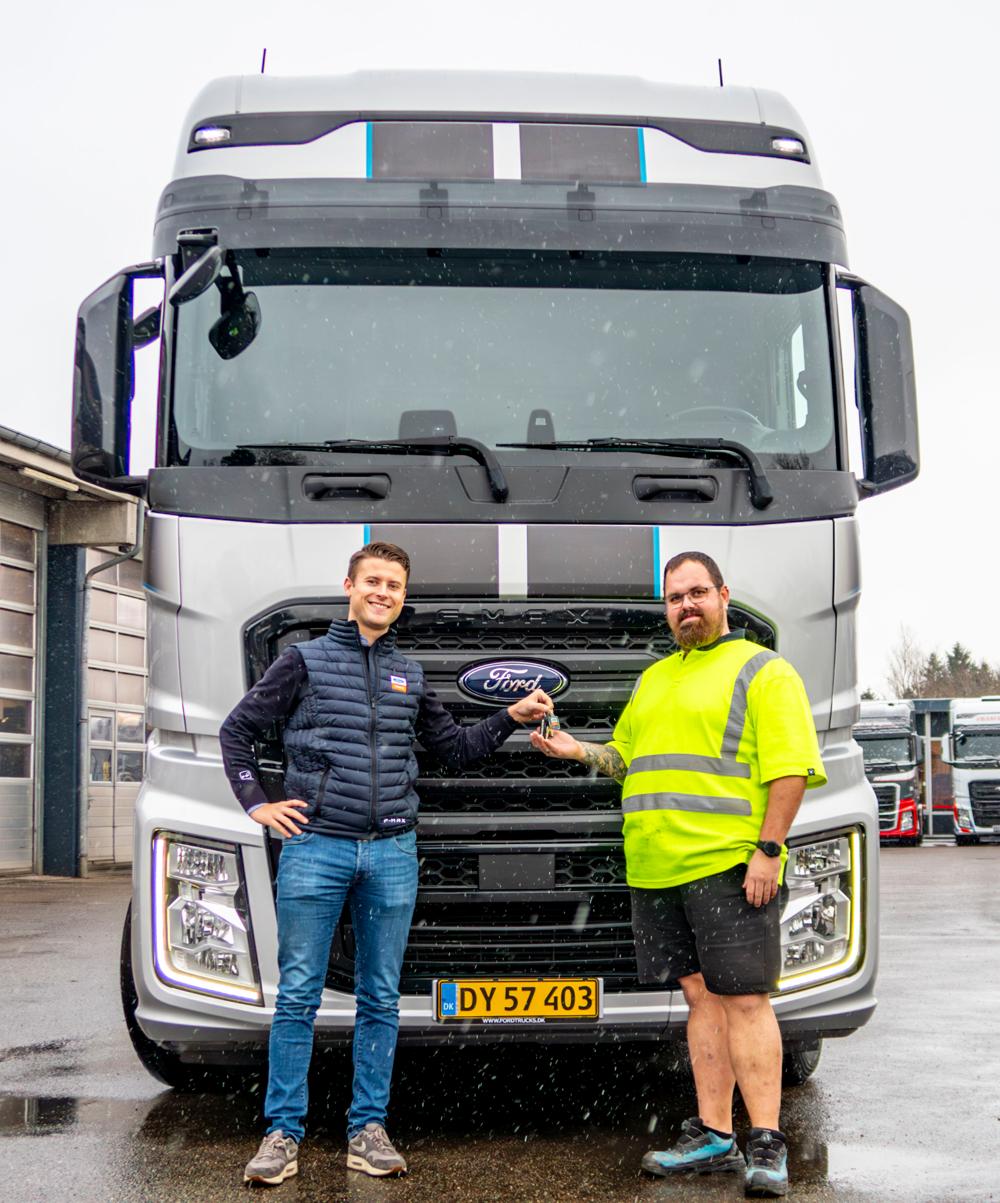 Ford F-Max 500 til Ibberduck Transport. På billedet Hans-Kristian E. Jørgensen (tv.), landechef for Ford Trucks Danmark, og chauffør Martin fra Ibberduck. Ford F-Max 500 til Ibberduck Transport. På billedet Hans-Kristian E. Jørgensen (tv.), landechef for Ford Trucks Danmark, og chauffør Martin fra Ibberduck.