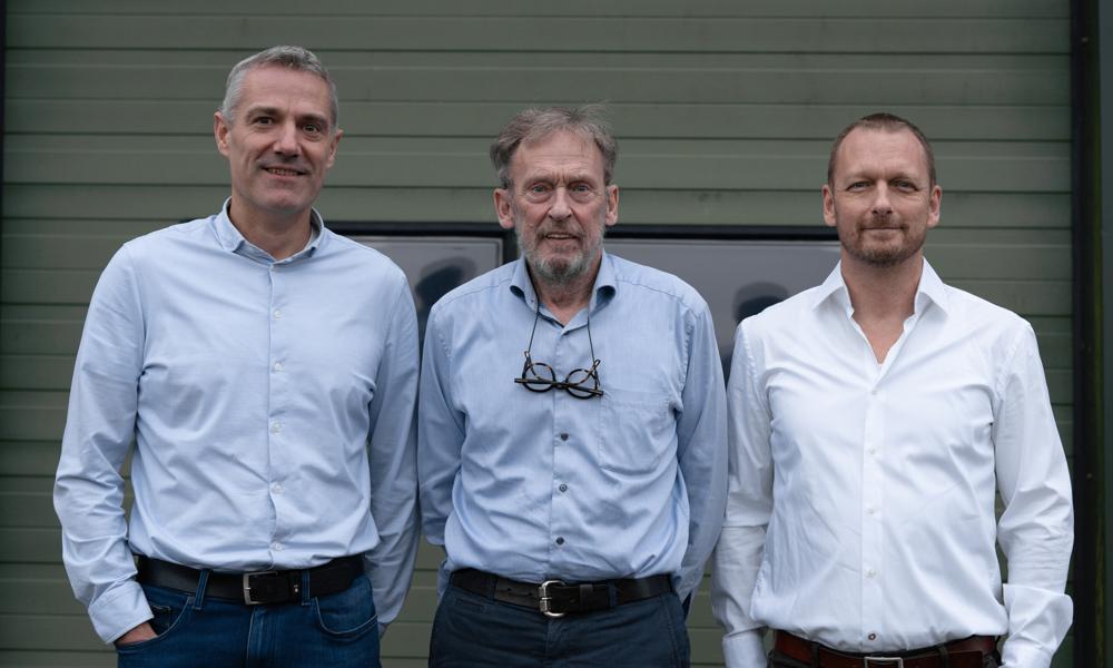 Trioen bag Raitex. Ejer Helge Leo Petersen (76) i midten, til højre den nye direktør og næste generation Kristian Leo Petersen (47) og til venstre Søren Meiner Jensen (47), som er virksomhedens fremtidige COO.