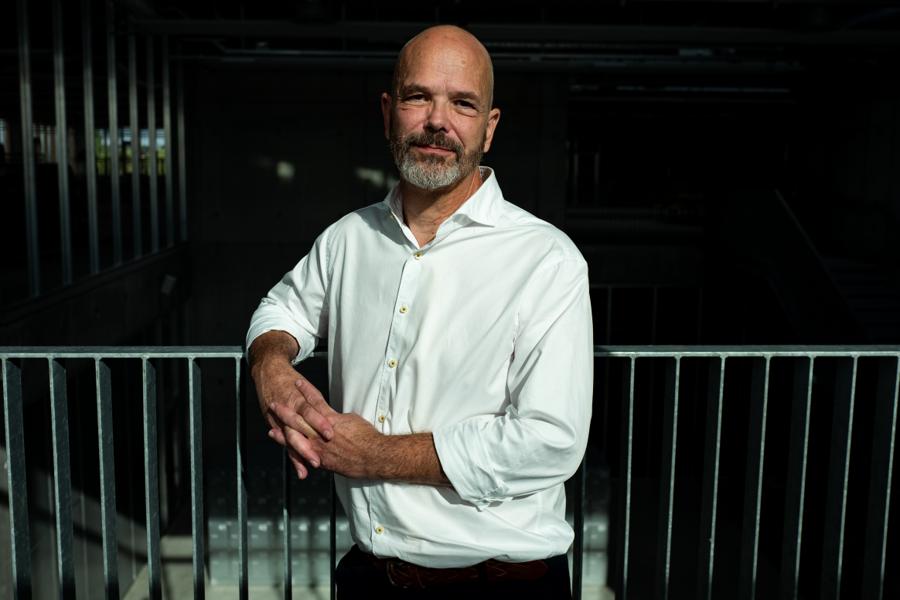 Torben Nielsen, der nu overlader rektorstolen til Kristine Leth Juul, har været rektor på Arkitektskolen Aarhus i lidt over 14 år. - At skolen skal have ny rektor, skyldes ikke, at jeg er blevet syg, er blevet sur på skolen, har mistet modet eller er smidt på porten. Nej det er meget simplere – min åremålskontrakt udløber, sagde han til Licitationen i december 2023. Torben Nielsen, der nu overlader rektorstolen til Kristine Leth Juul, har været rektor på Arkitektskolen Aarhus i lidt over 14 år. - At skolen skal have ny rektor, skyldes ikke, at jeg er blevet syg, er blevet sur på skolen, har mistet modet eller er smidt på porten. Nej det er meget simplere – min åremålskontrakt udløber, sagde han til Licitationen i december 2023.