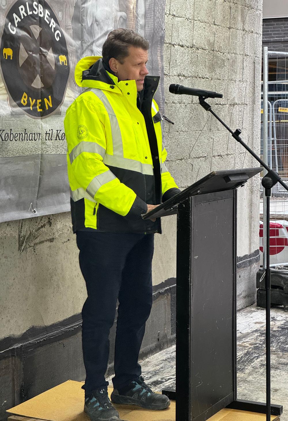 Frank Aarslew-Jensen, adm. direktør i Pihl & Søn A/S, på talerstolen ved rejsegilde på Carlsberg Byen BA6V. Frank Aarslew-Jensen, adm. direktør i Pihl & Søn A/S, på talerstolen ved rejsegilde på Carlsberg Byen BA6V.